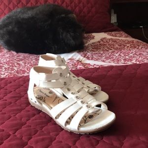 Adorable little sandals, great looking w/ shorts